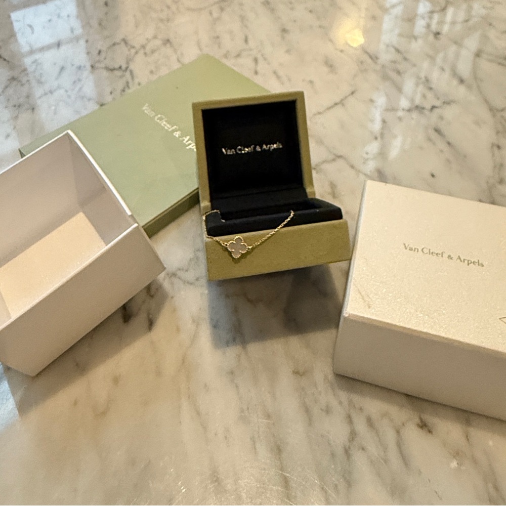VAN CLEEF & ARPELS 18K Yellow Gold, Mother-of-pearl Sweet Alhambra Bracelet - Picture 2 of 7